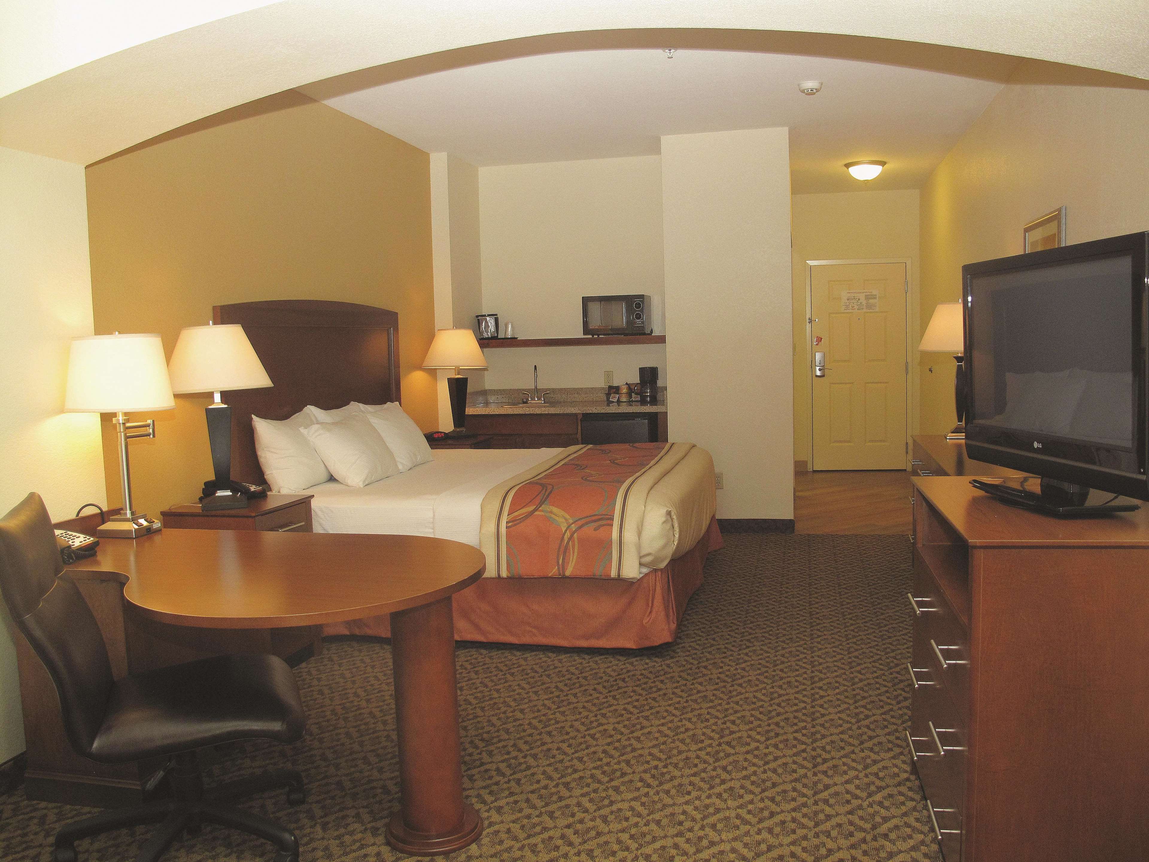 La Quinta Inn & Suites by Wyndham Lawton / Fort Sill