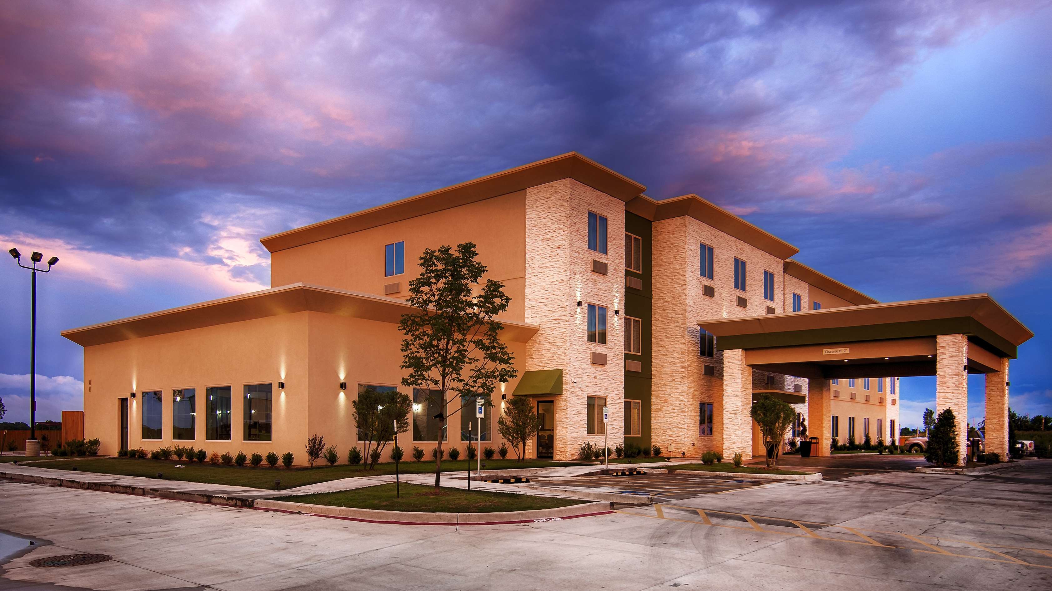 Best Western Lindsay Inn & Suites