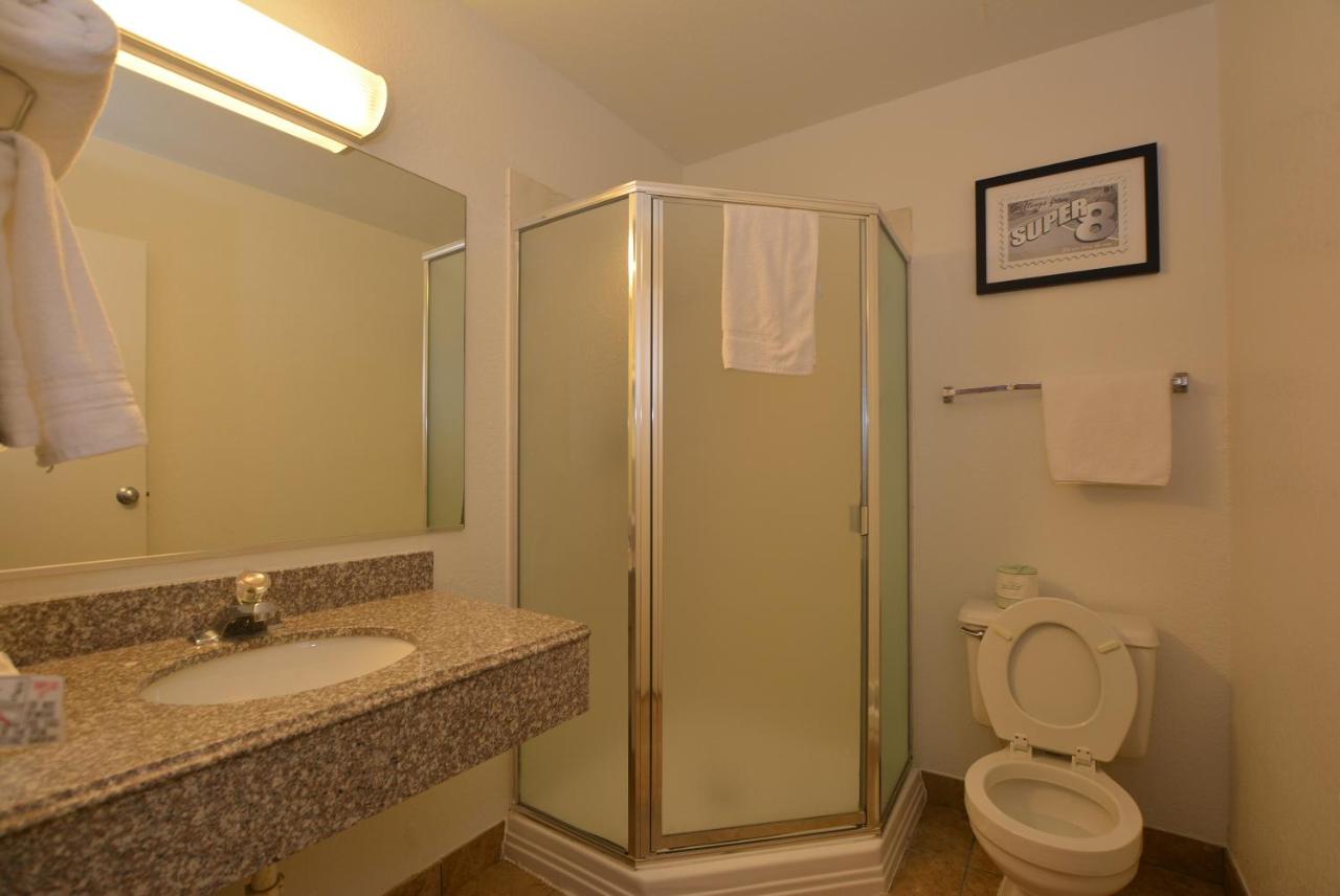 Super 8 by Wyndham Midwest City OK