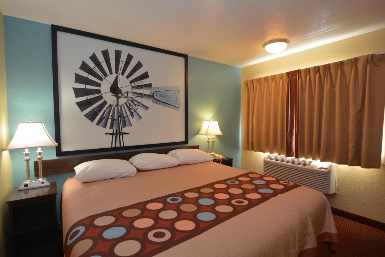 Super 8 by Wyndham Midwest City OK