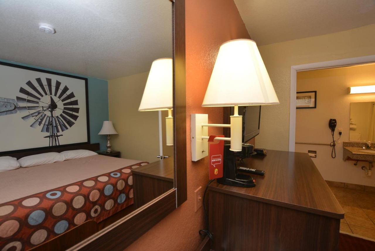 Super 8 by Wyndham Midwest City OK