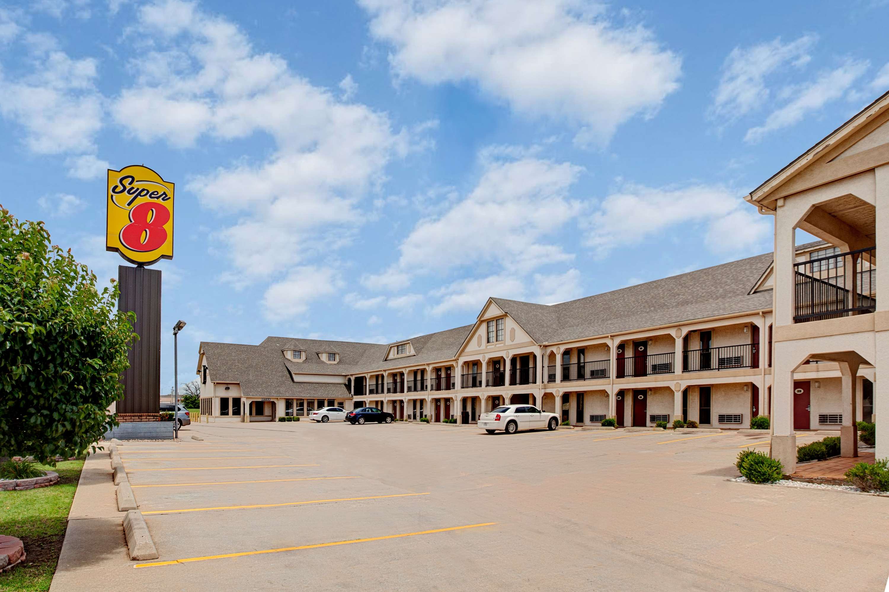 Super 8 by Wyndham City of Moore