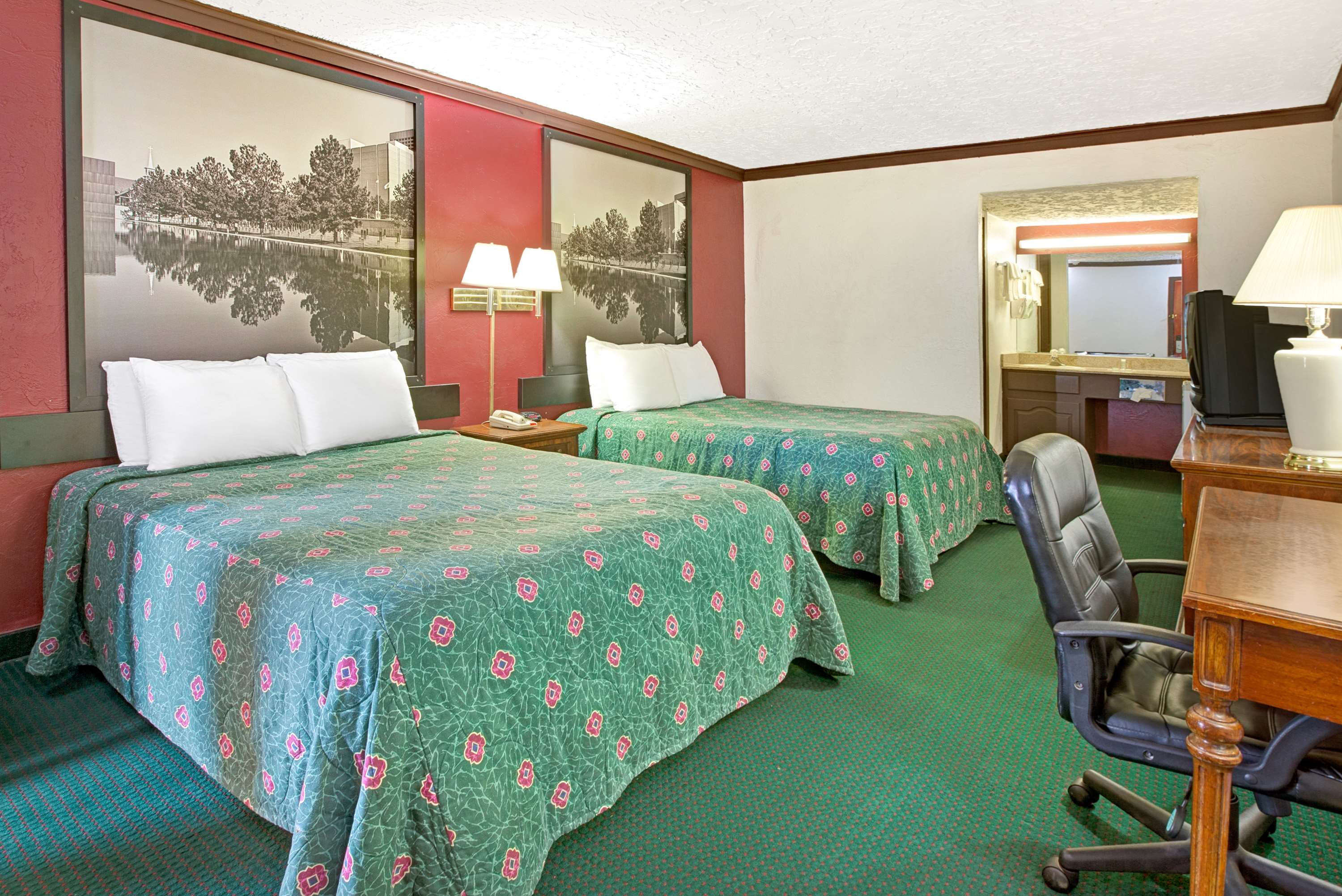 Super 8 by Wyndham City of Moore