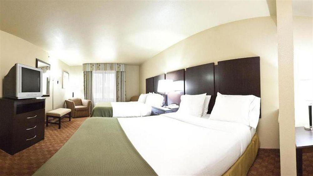 Holiday Inn Express & Suites Muskogee