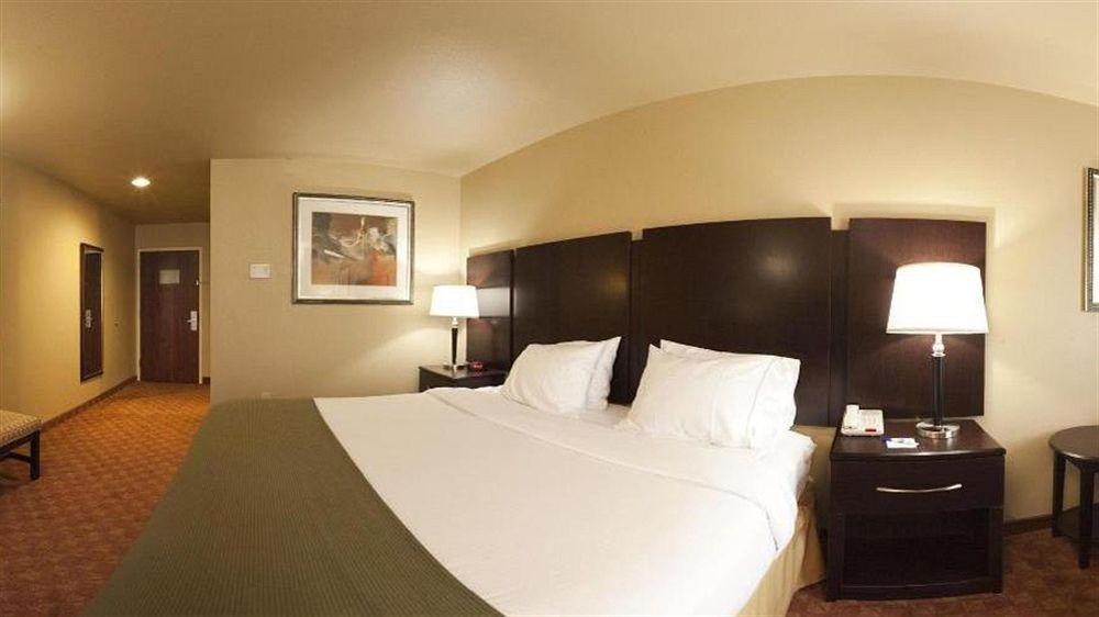 Holiday Inn Express & Suites Muskogee