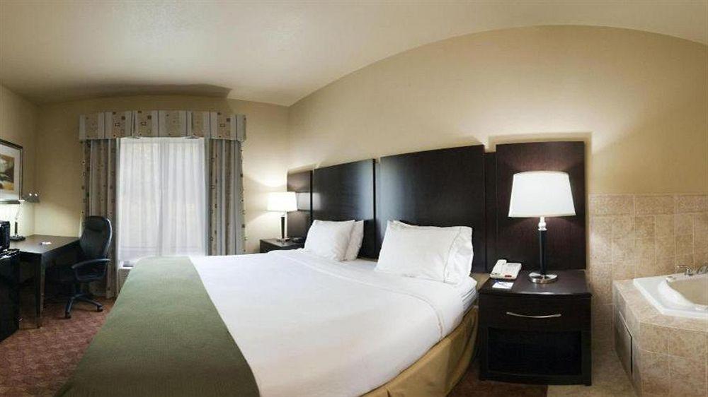 Holiday Inn Express & Suites Muskogee