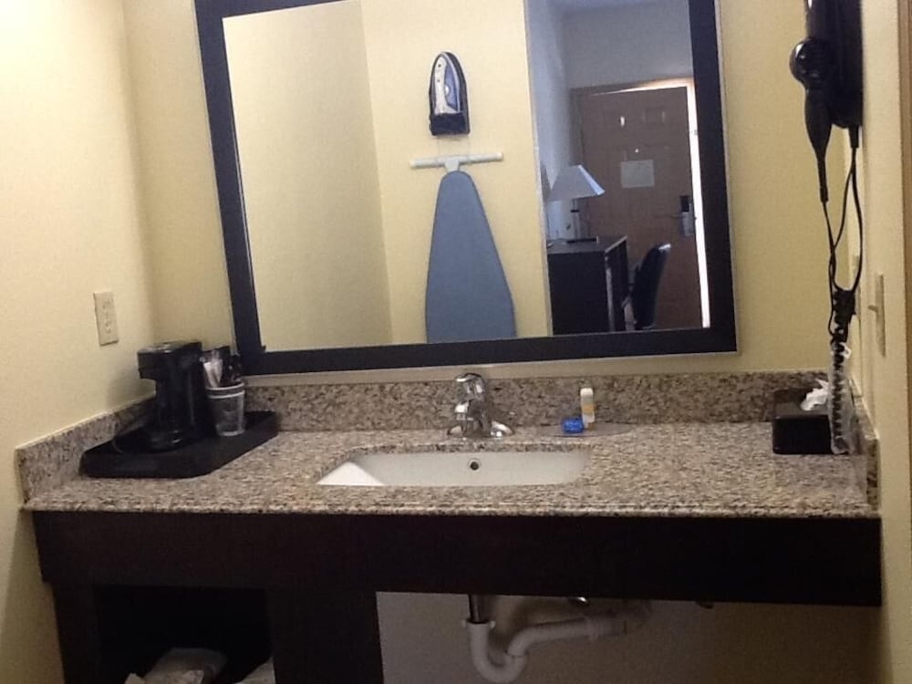 Muskogee Inn & Suites