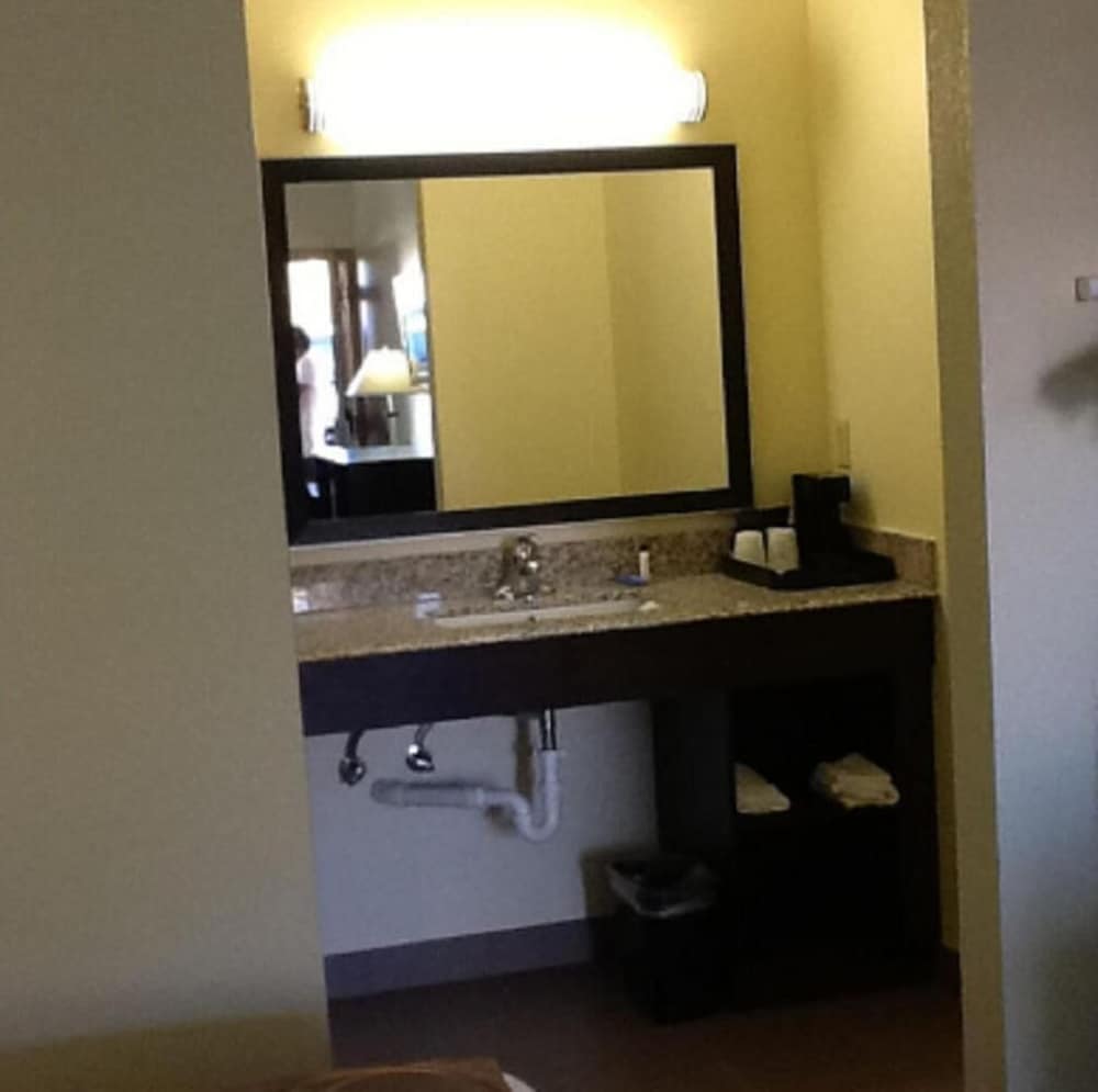 Muskogee Inn & Suites