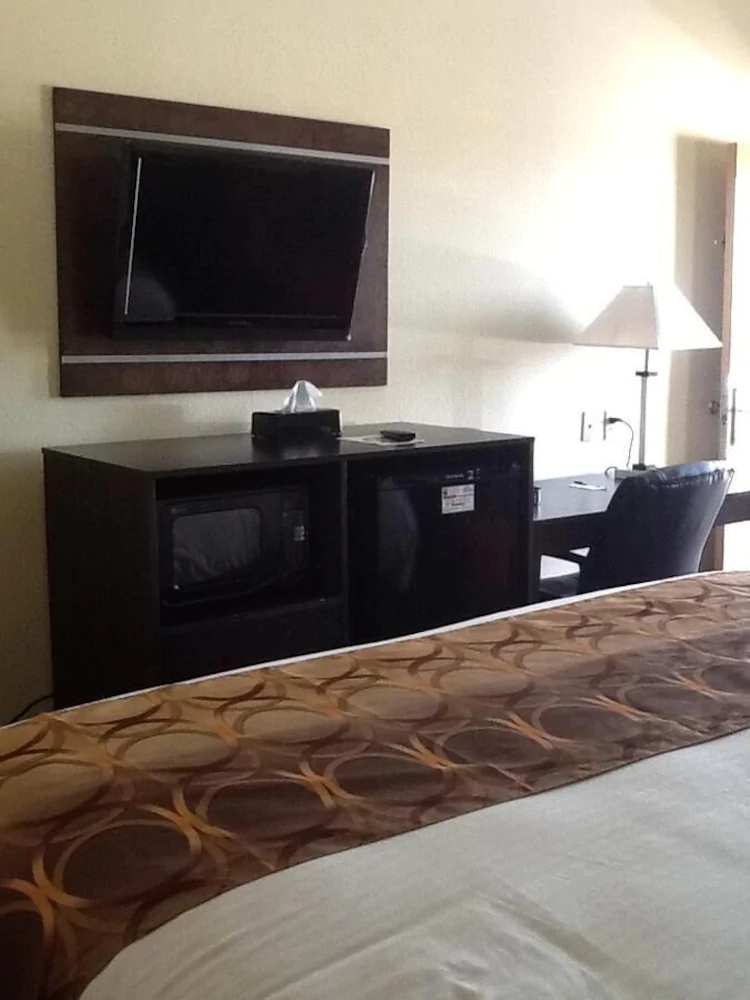 Muskogee Inn & Suites