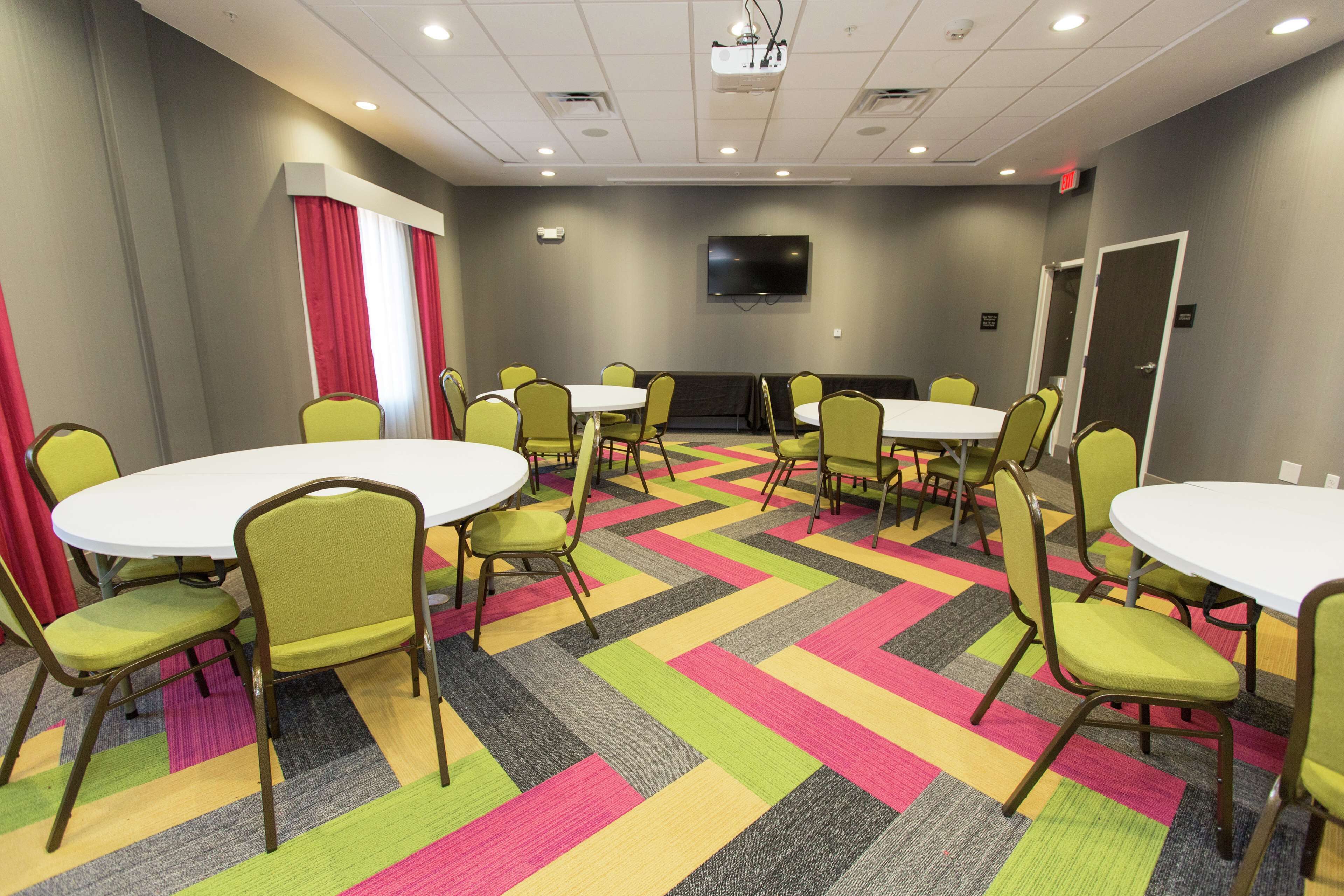 Hampton Inn Mustang
