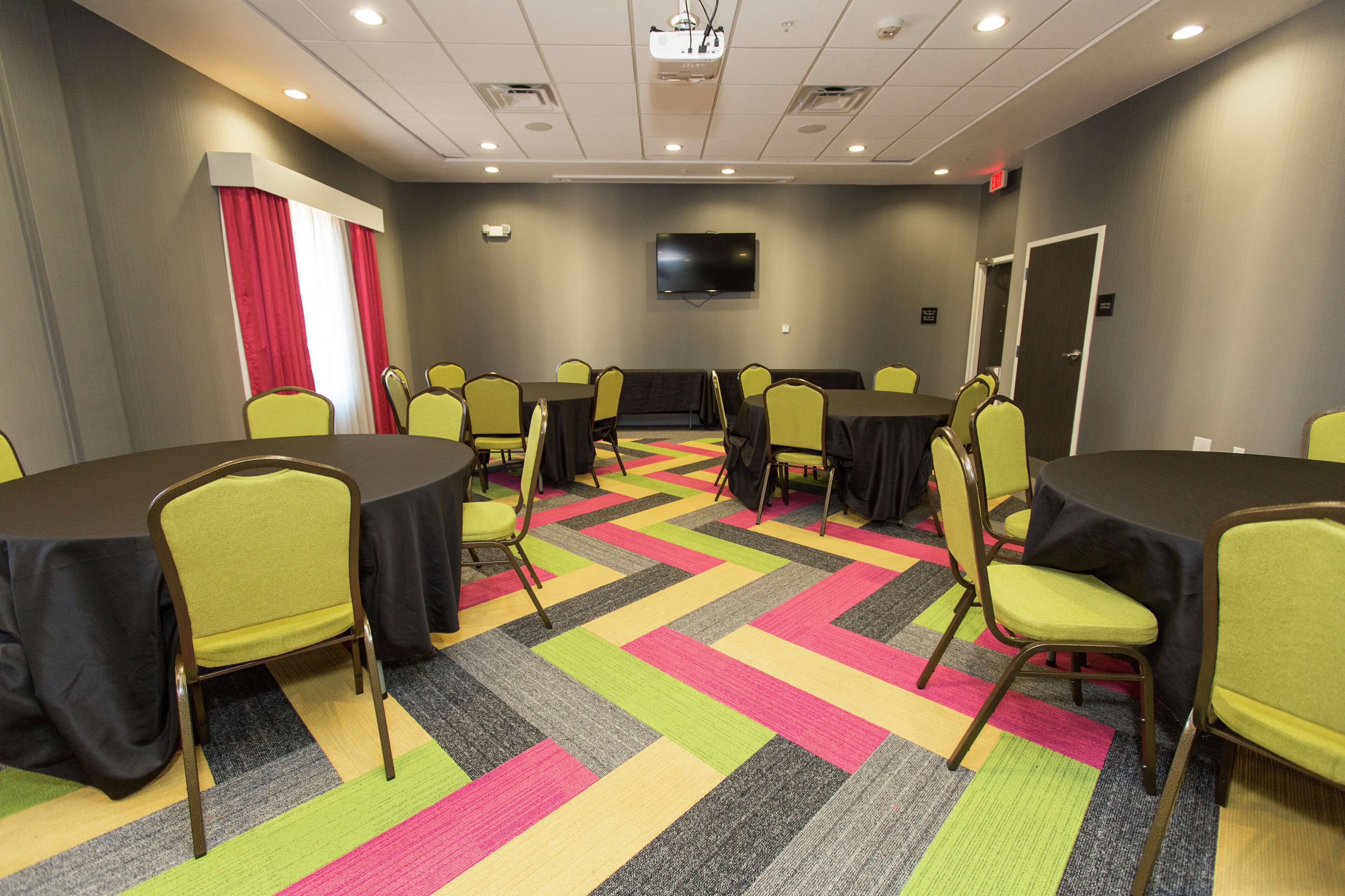 Hampton Inn Mustang