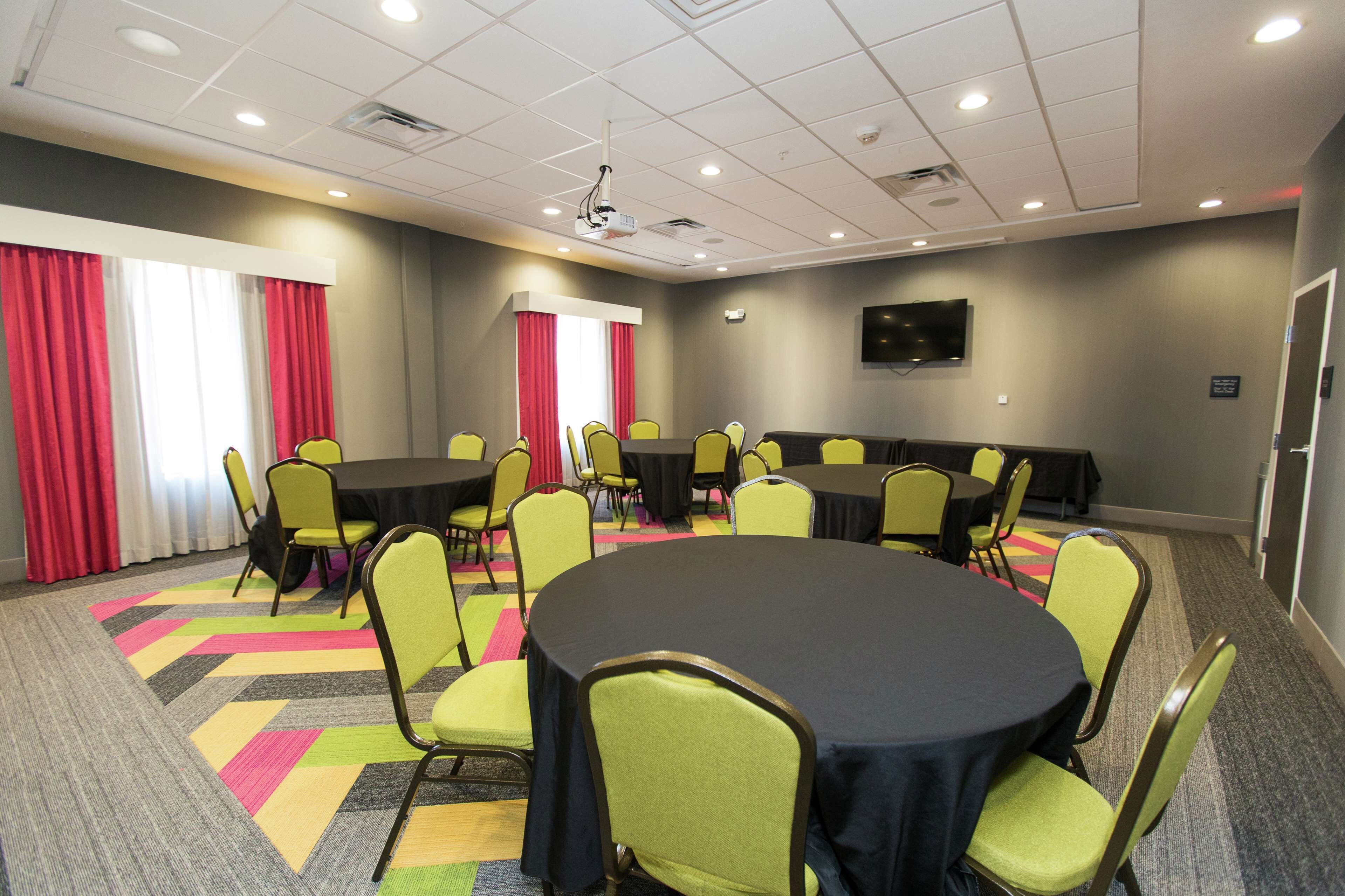 Hampton Inn Mustang