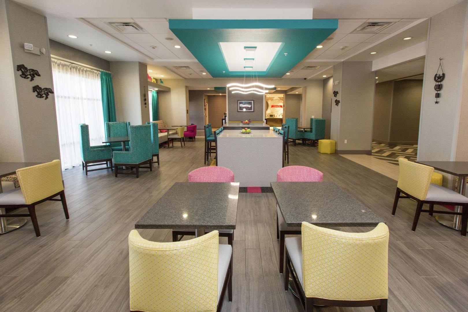 Hampton Inn Mustang