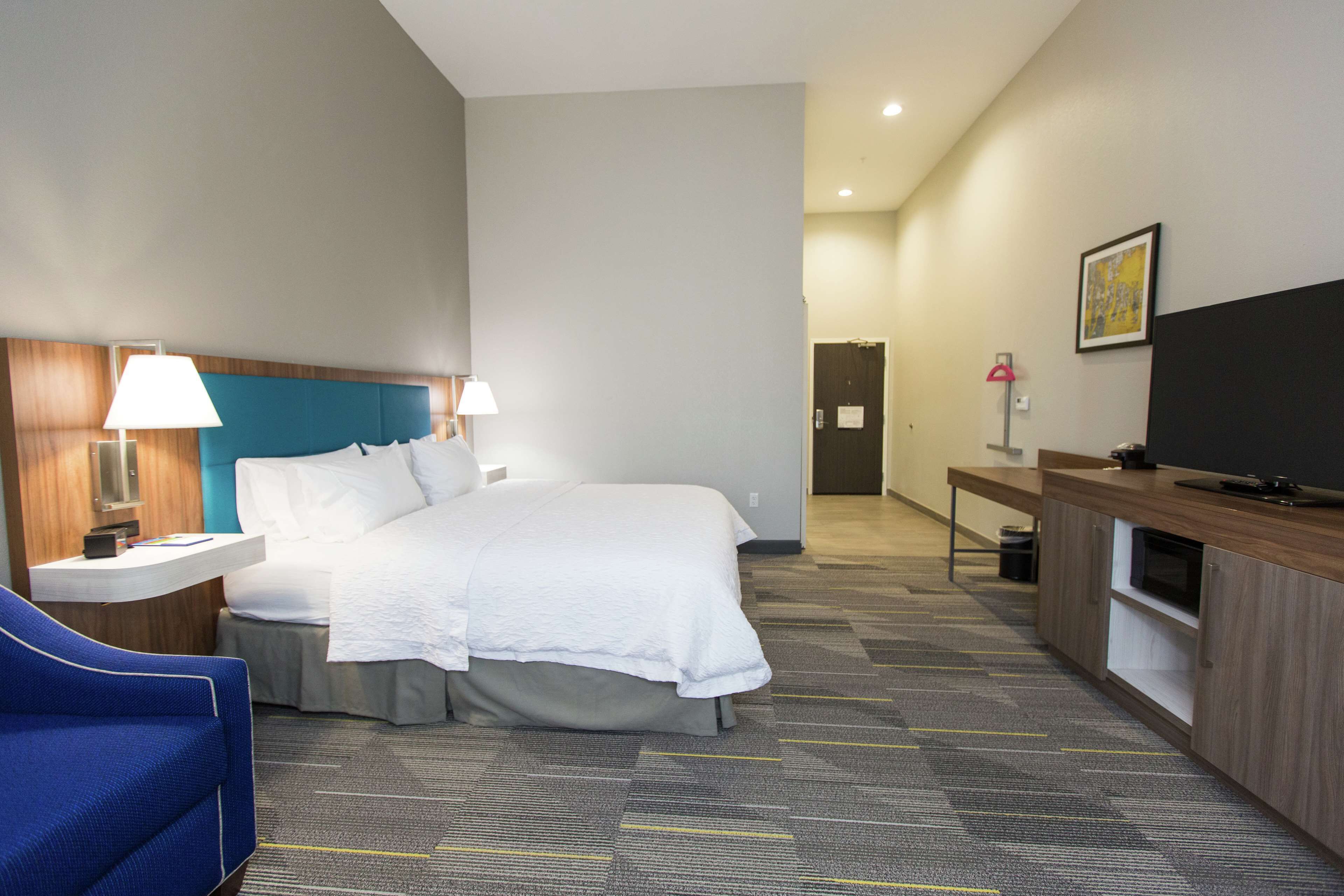 Hampton Inn Mustang
