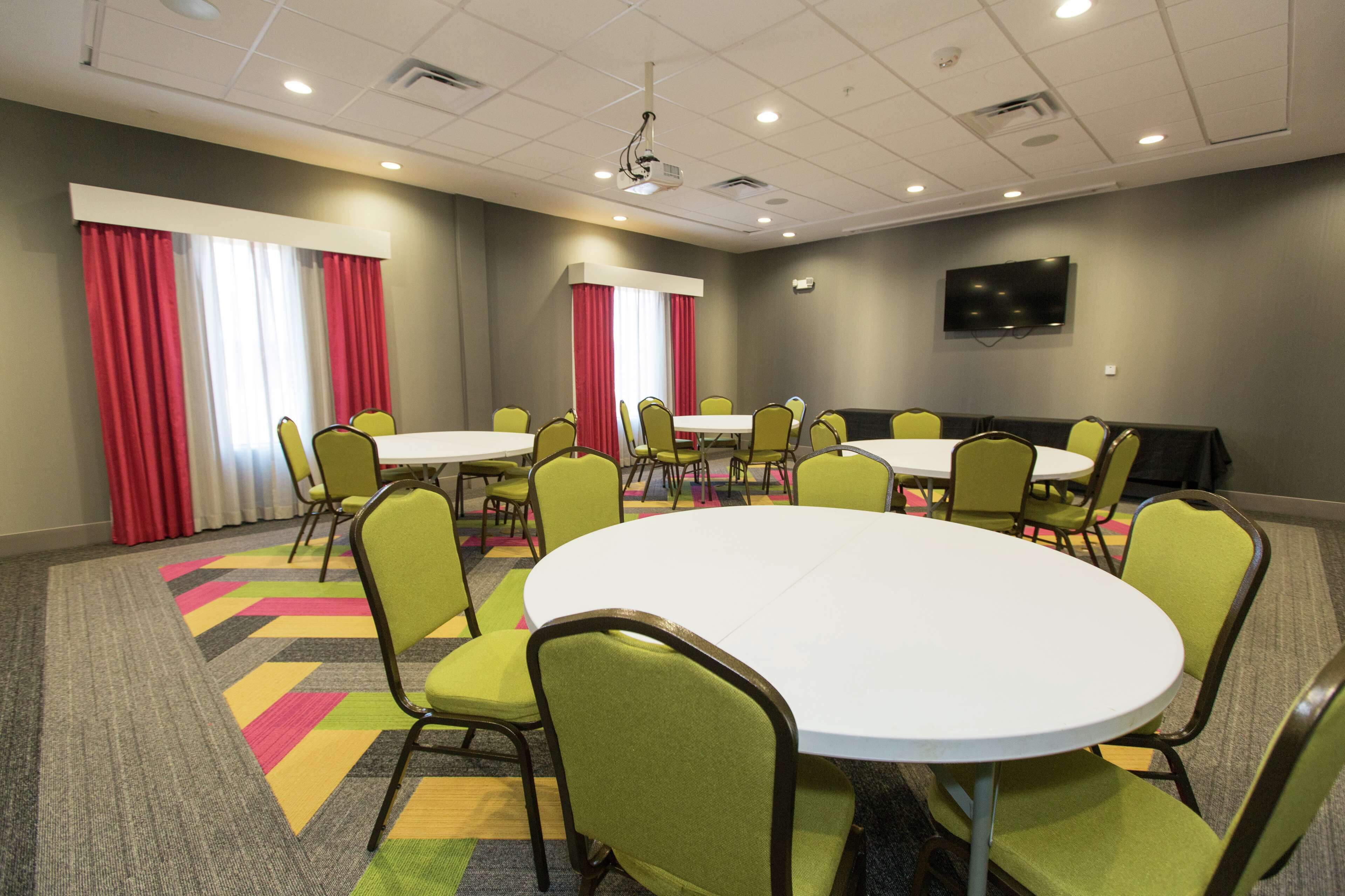 Hampton Inn Mustang