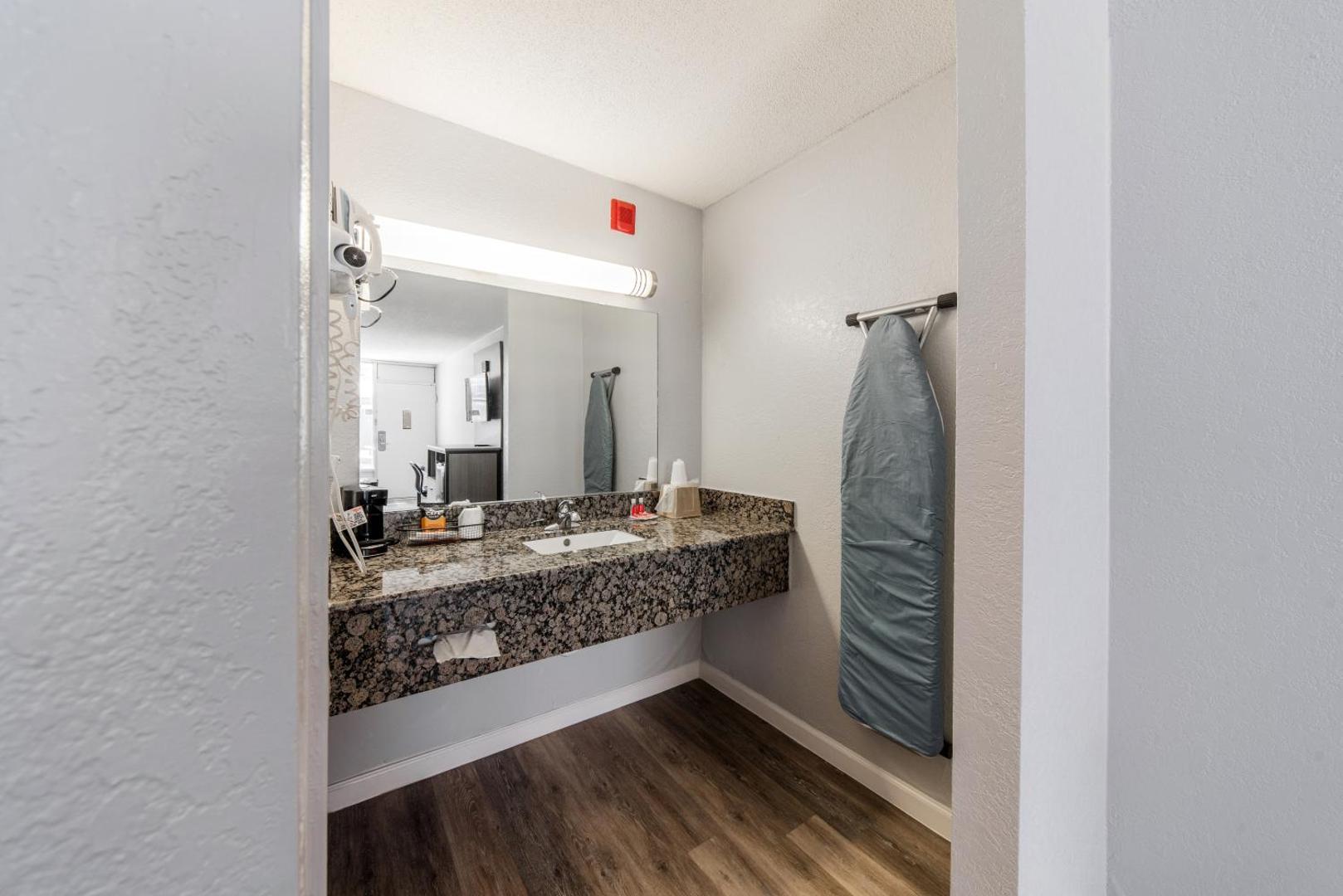 Econo Lodge Inn & Suites Near Bricktown