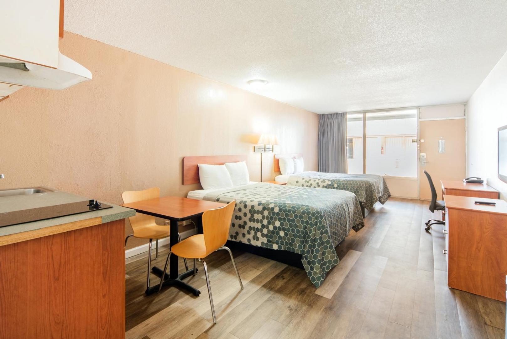 Econo Lodge Inn & Suites Near Bricktown