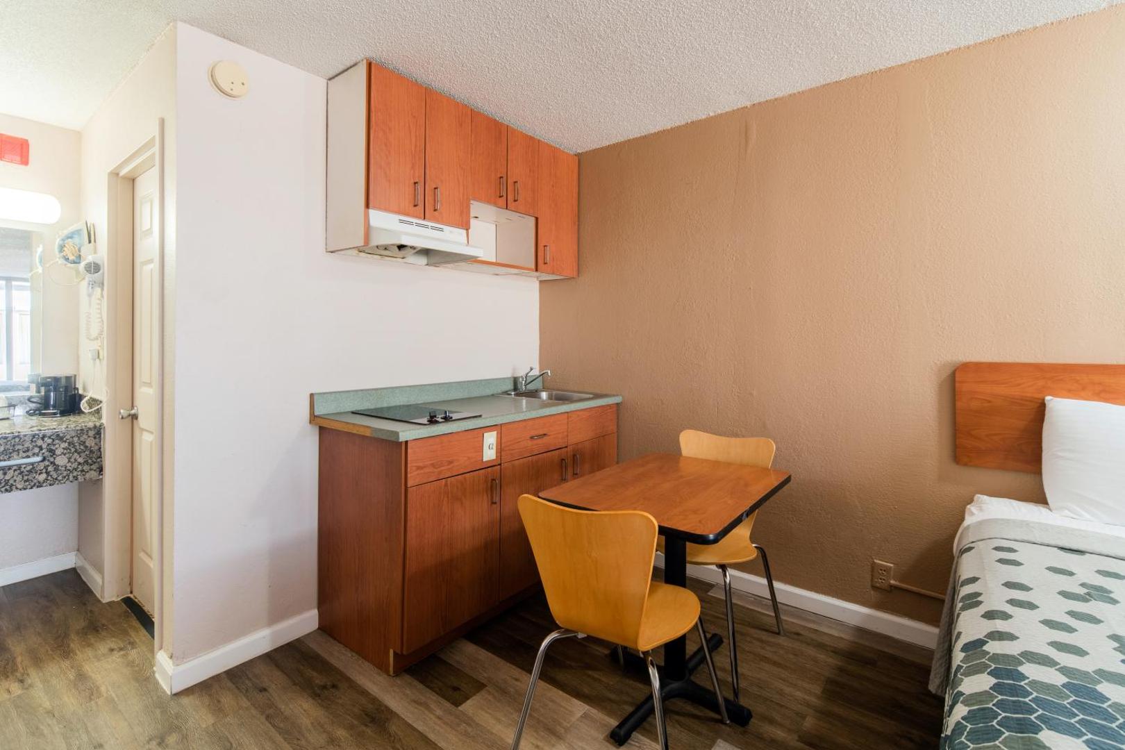 Econo Lodge Inn & Suites Near Bricktown