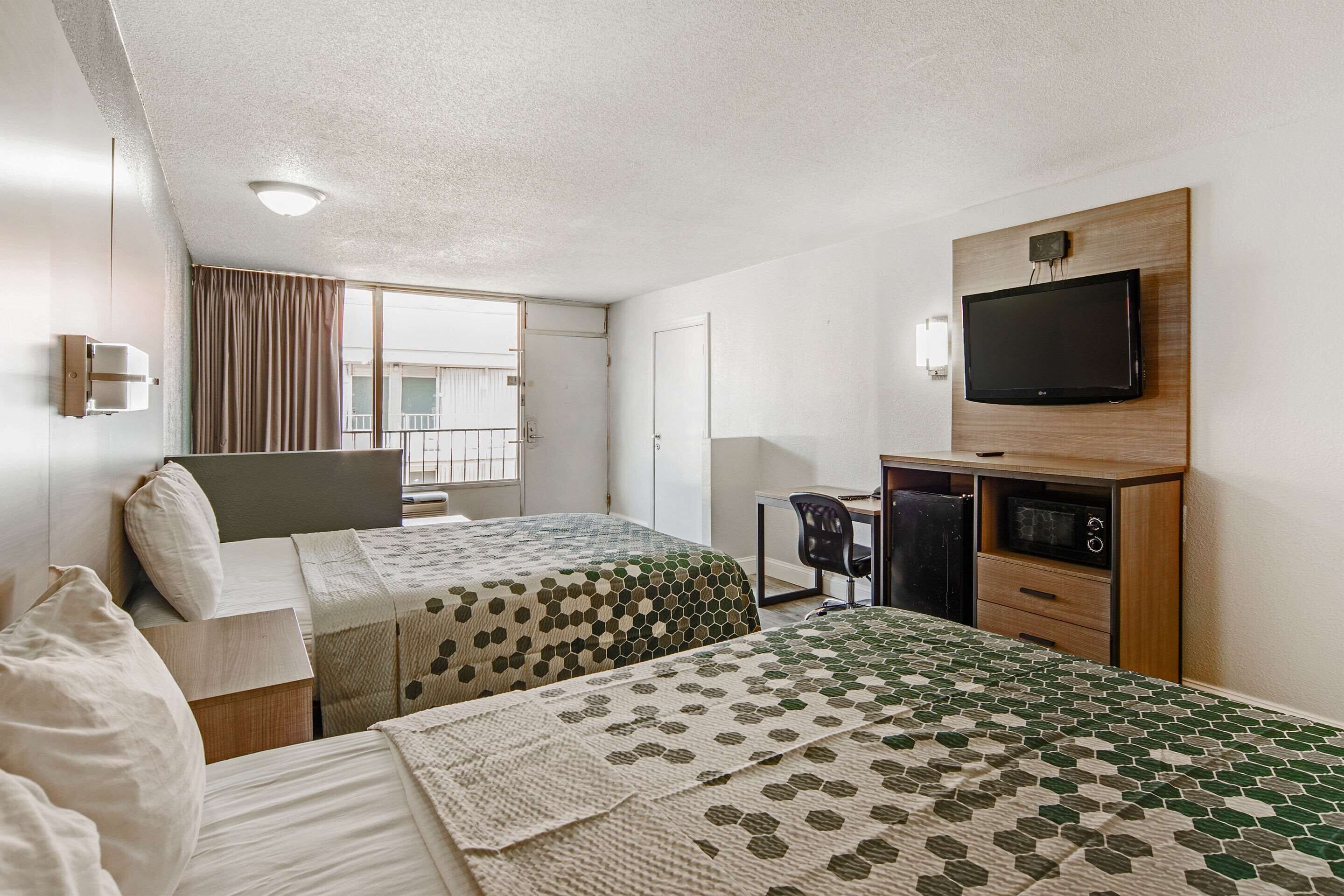 Econo Lodge Inn & Suites Near Bricktown