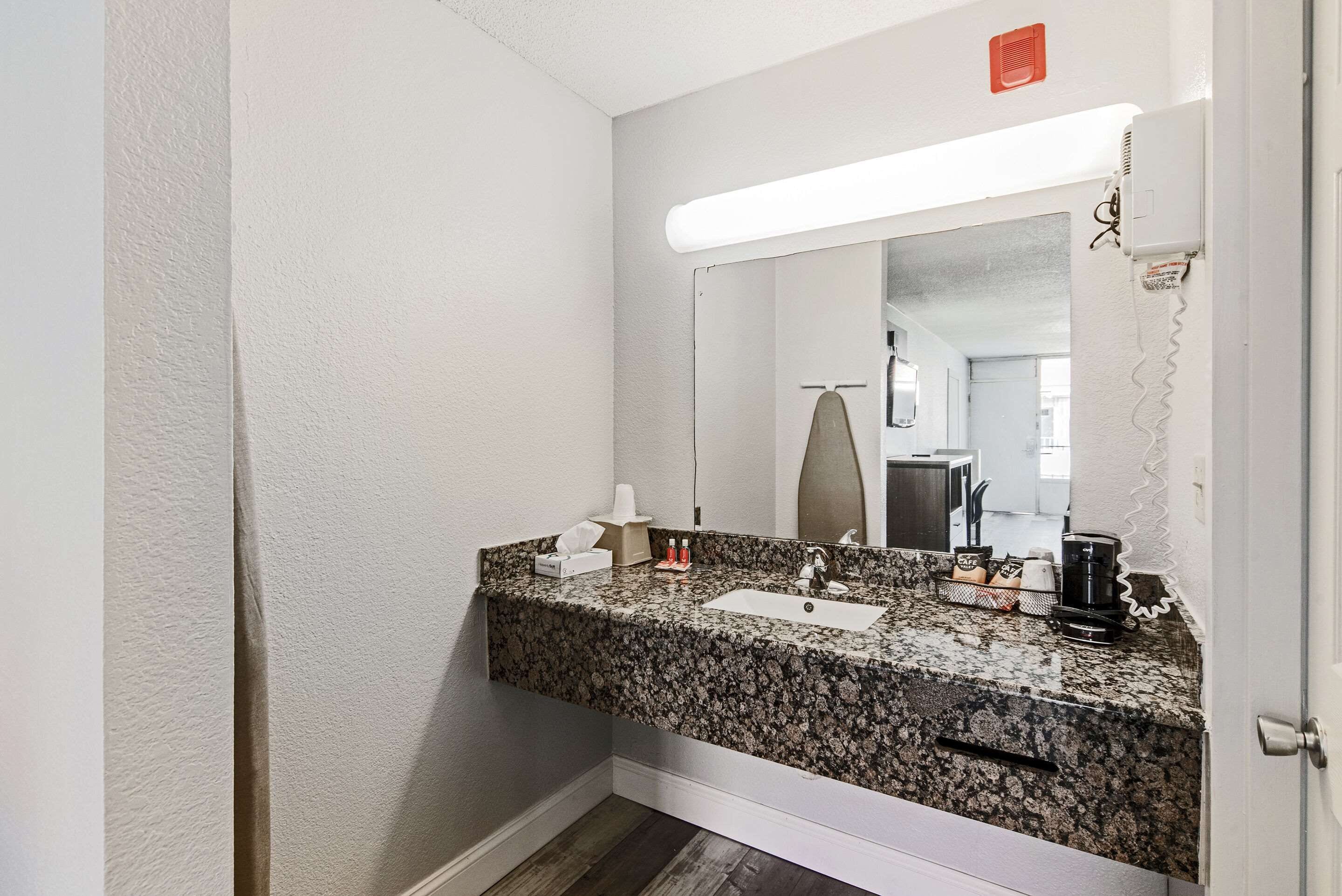 Econo Lodge Inn & Suites Near Bricktown