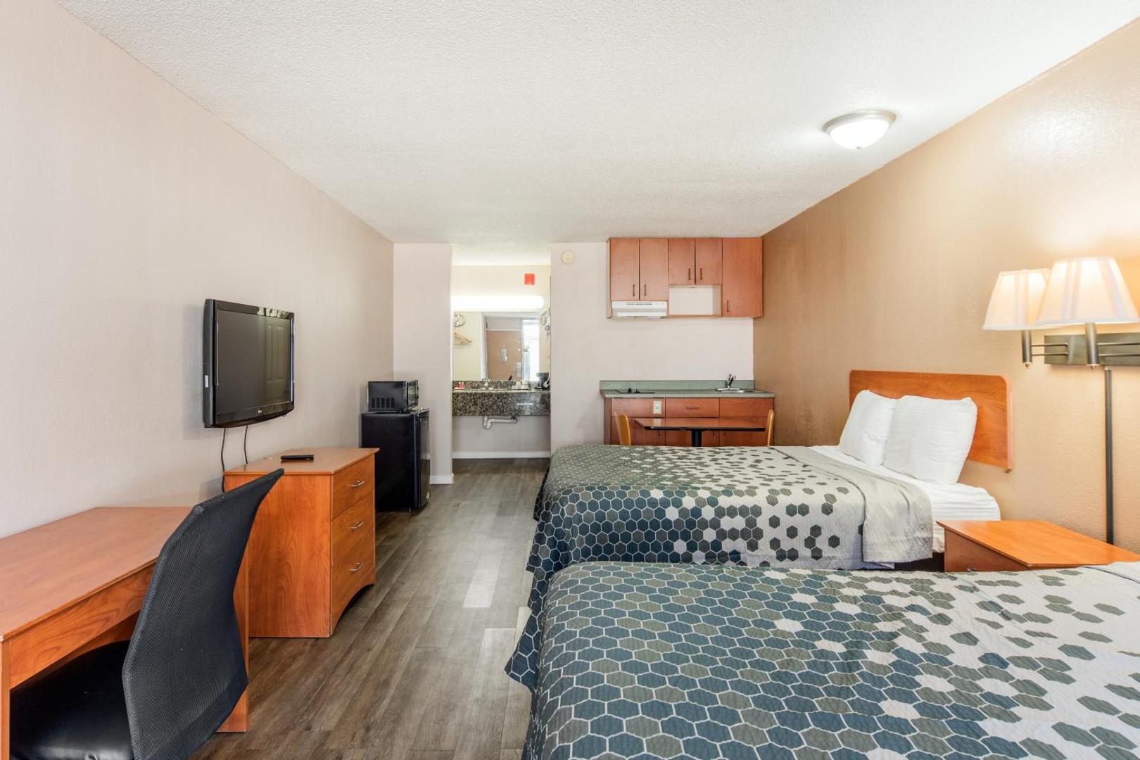 Econo Lodge Inn & Suites Near Bricktown