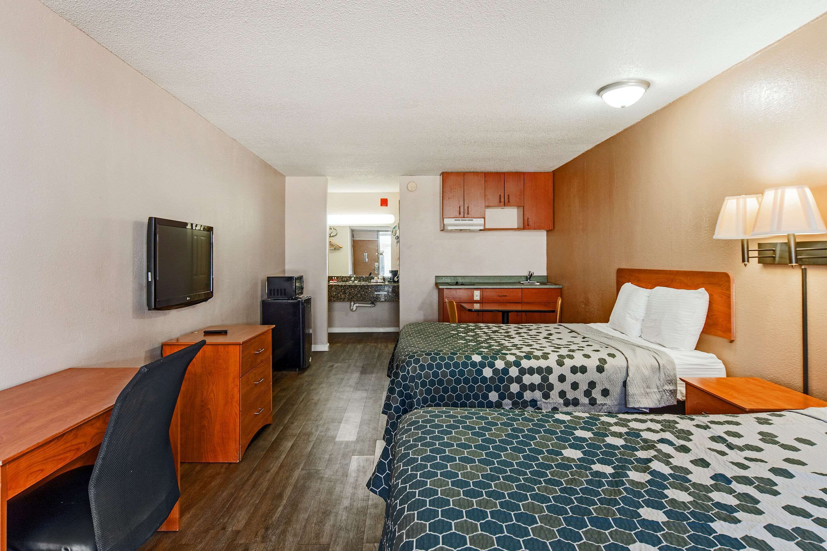 Econo Lodge Inn & Suites Near Bricktown