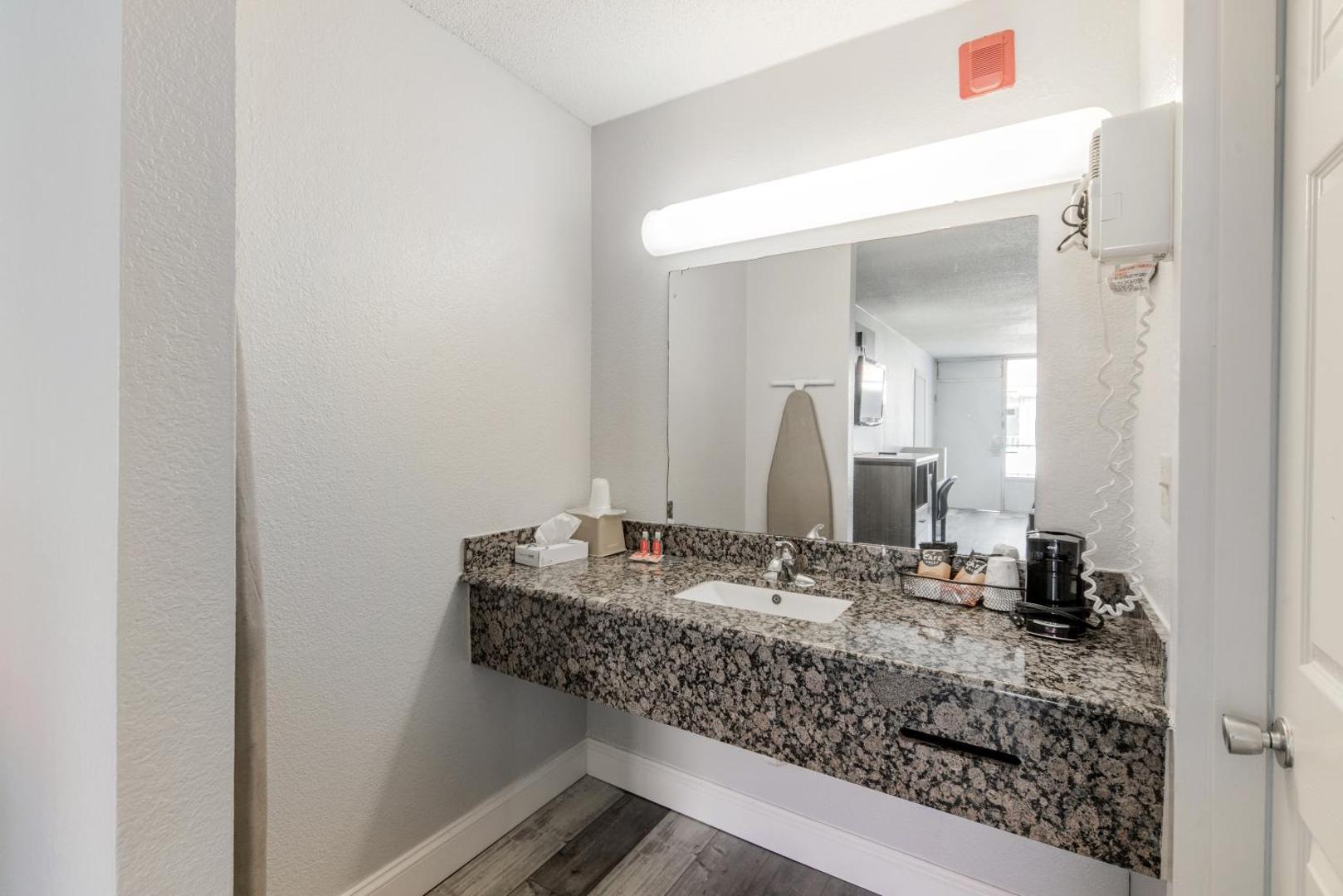 Econo Lodge Inn & Suites Near Bricktown