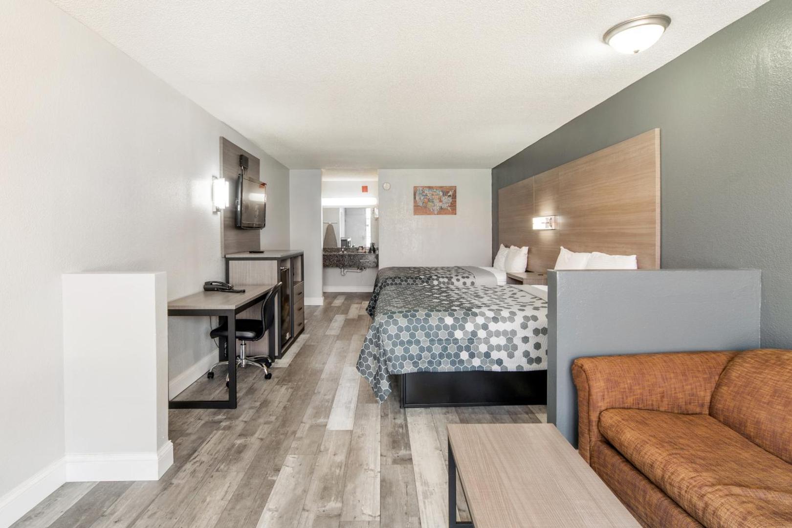 Econo Lodge Inn & Suites Near Bricktown