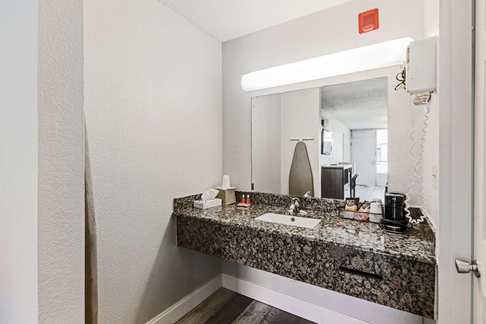 Econo Lodge Inn & Suites Near Bricktown
