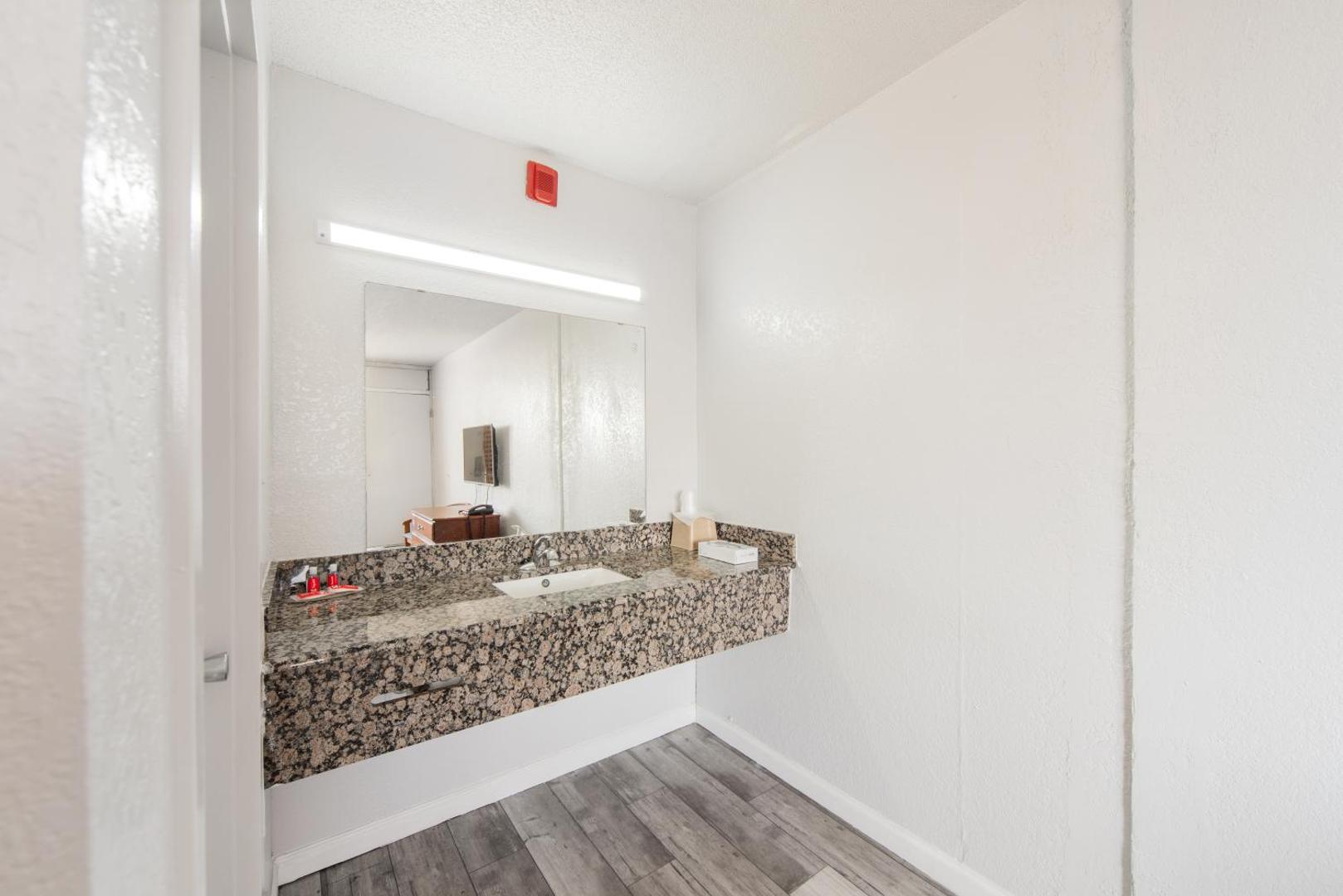 Econo Lodge Inn & Suites Near Bricktown