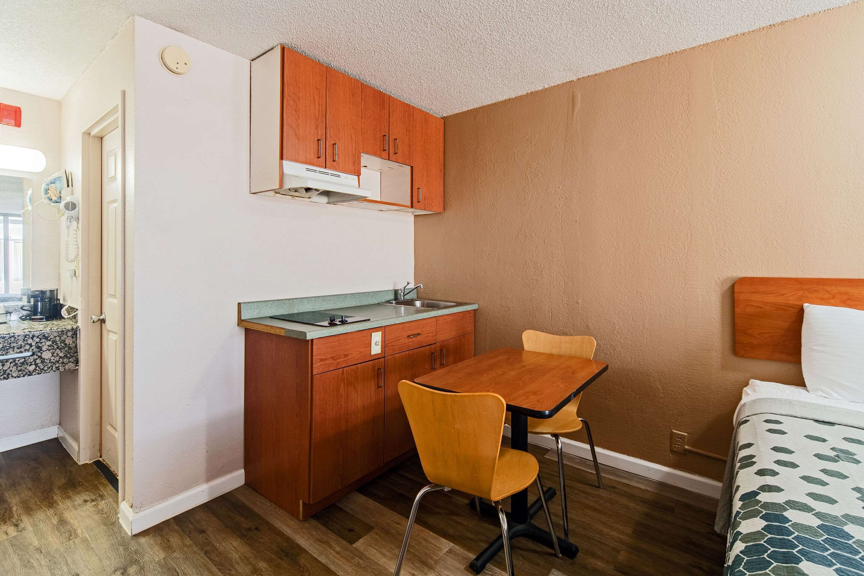 Econo Lodge Inn & Suites Near Bricktown