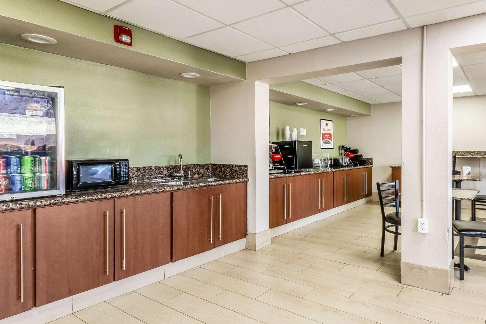 Econo Lodge Inn & Suites Near Bricktown