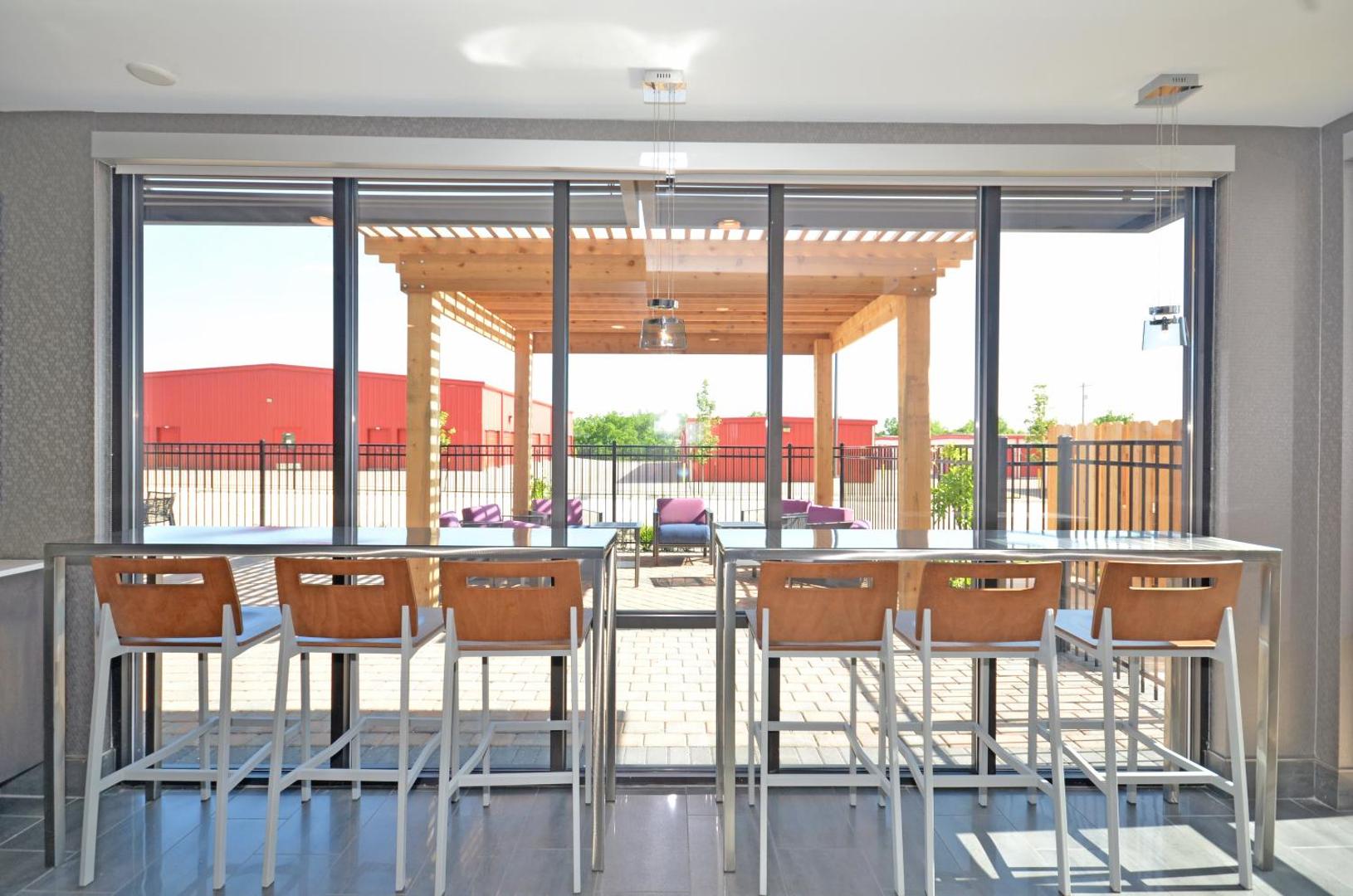 Holiday Inn Express & Suites Oklahoma City Mid - Arpt Area