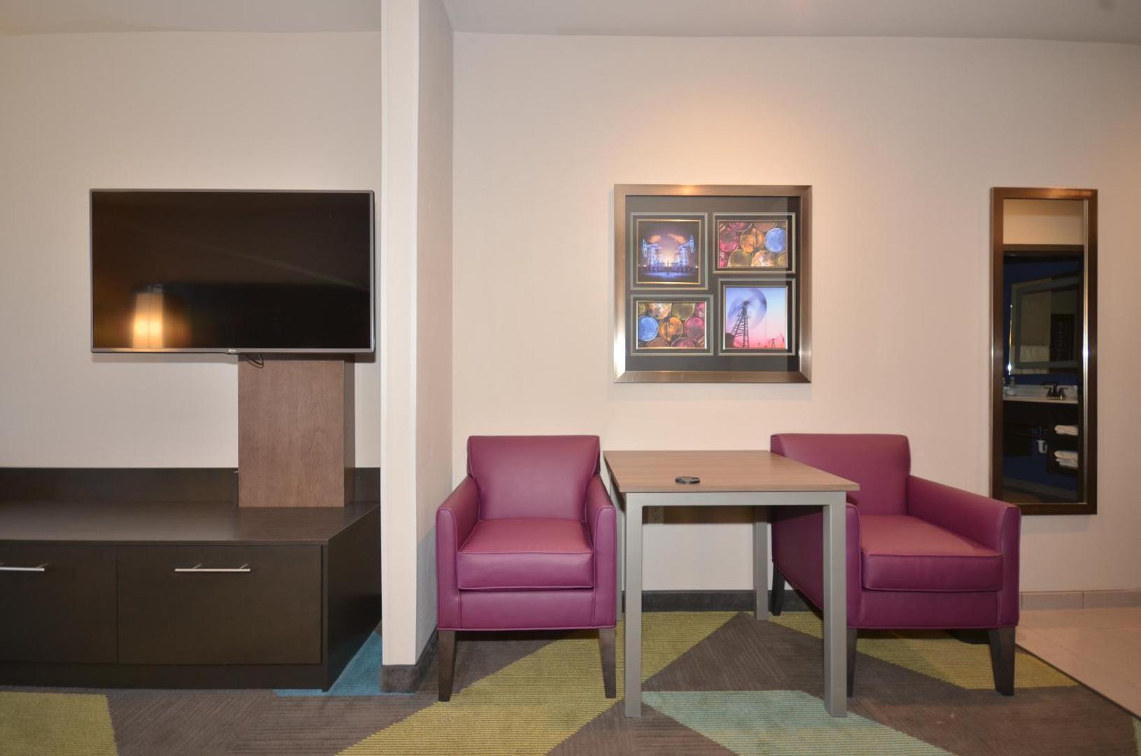 Holiday Inn Express & Suites Oklahoma City Mid - Arpt Area