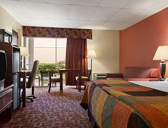 Howard Johnson by Wyndham Oklahoma City Airport/ Fairgrounds