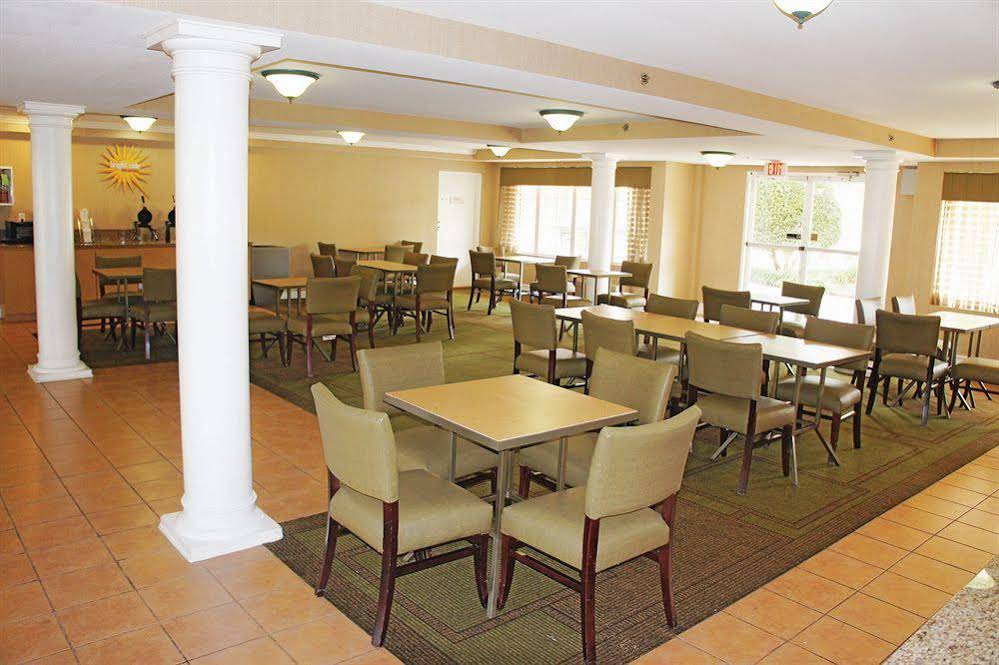 La Quinta Inn & Suites by Wyndham Oklahoma City Airport