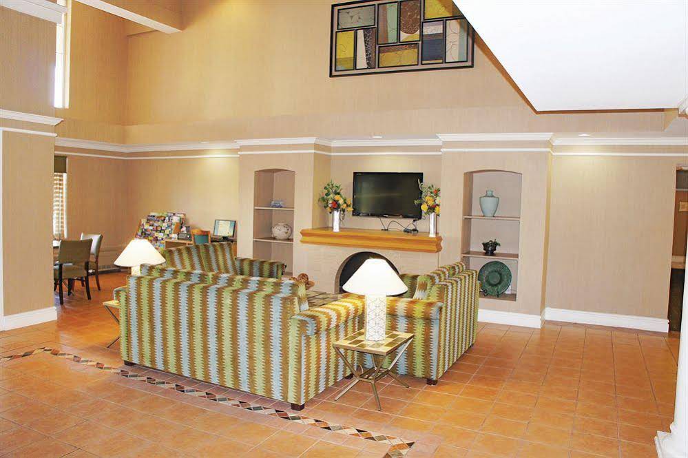 La Quinta Inn & Suites by Wyndham Oklahoma City Airport