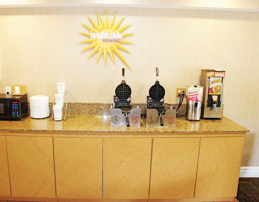 La Quinta Inn & Suites by Wyndham Oklahoma City Airport