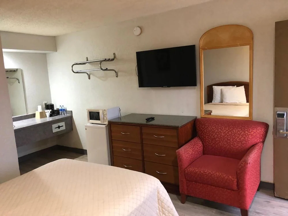 Colonial Inn Shawnee
