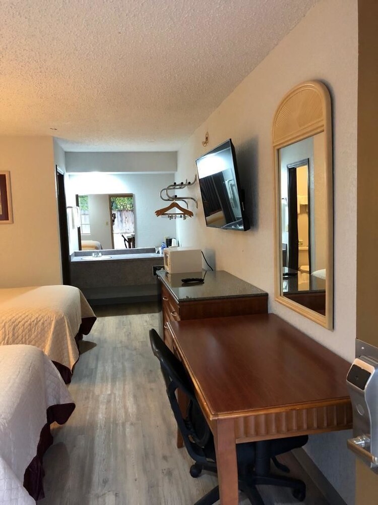 Colonial Inn Shawnee