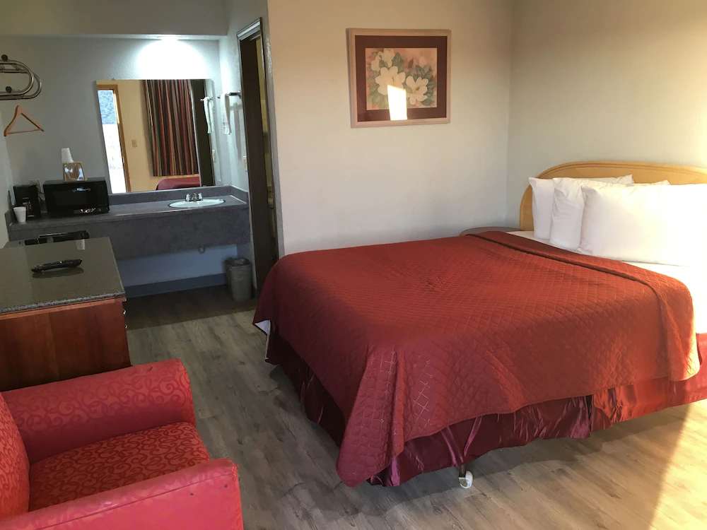 Colonial Inn Shawnee