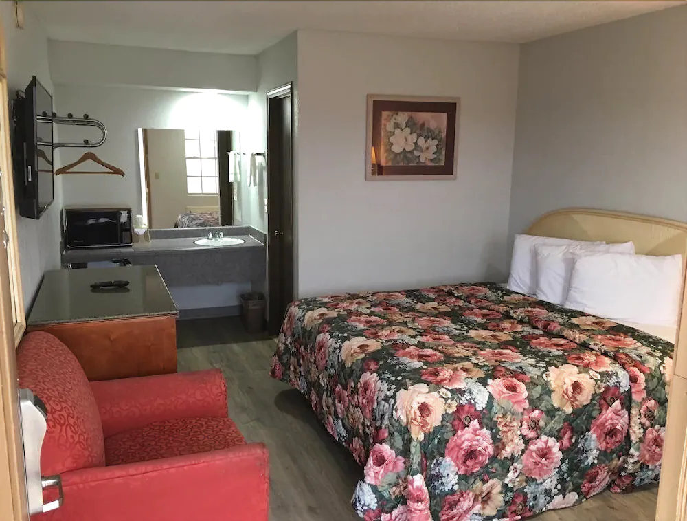 Colonial Inn Shawnee