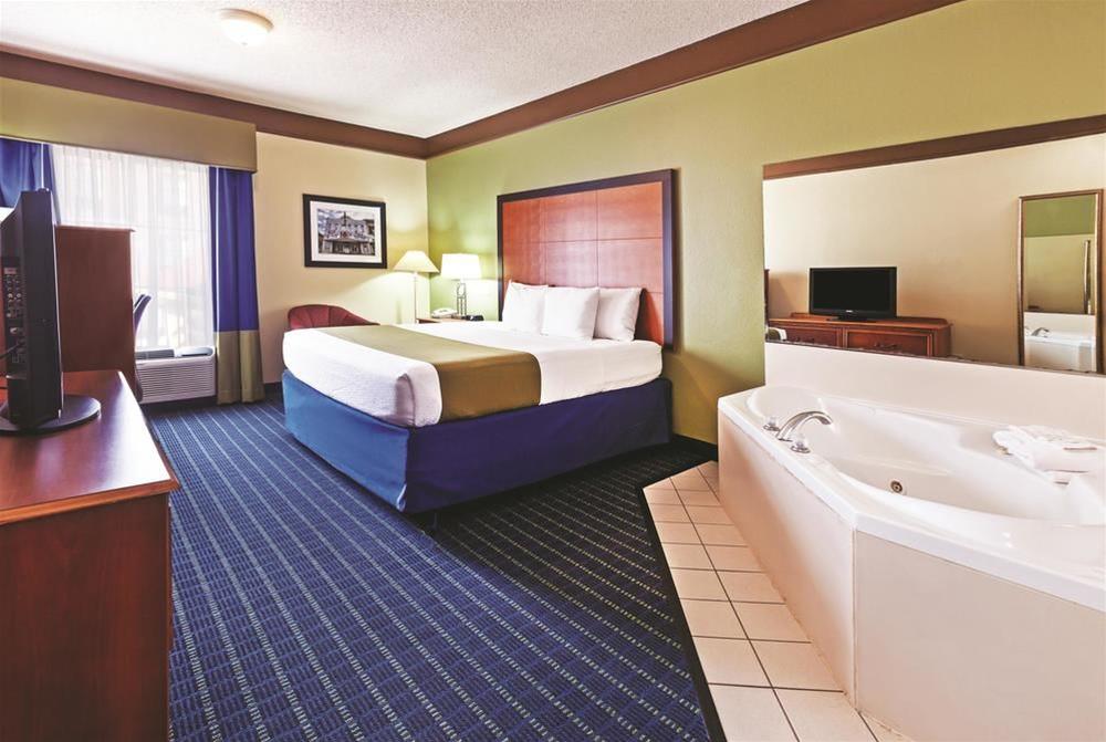 Comfort Inn & Suites Shawnee North near I-40