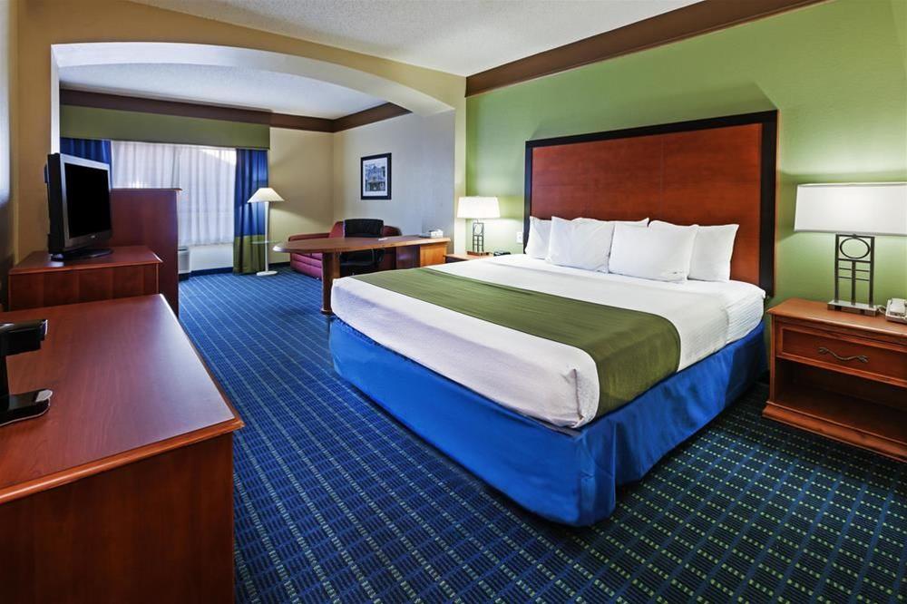 Comfort Inn & Suites Shawnee North near I-40