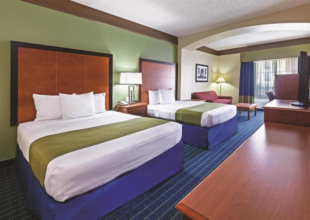 Comfort Inn & Suites Shawnee North near I-40