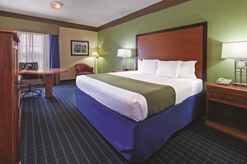 Comfort Inn & Suites Shawnee North near I-40