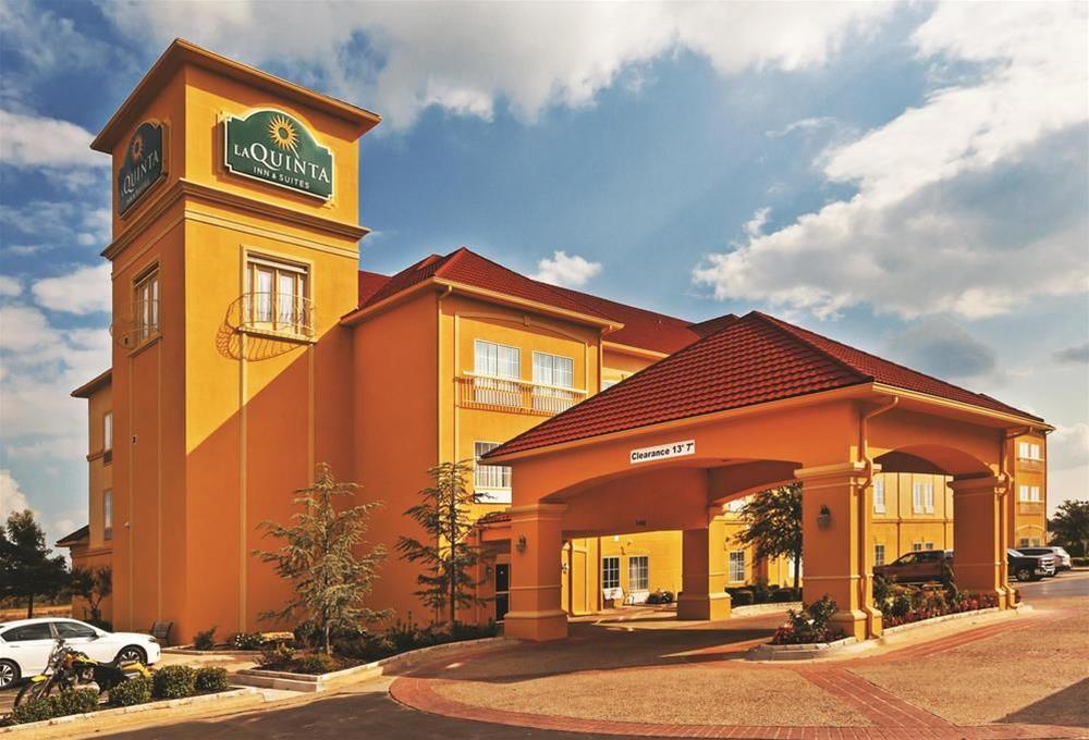 Comfort Inn & Suites Shawnee North near I-40