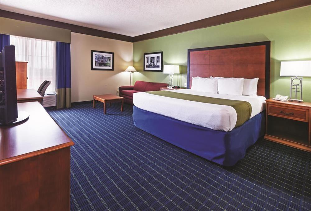 Comfort Inn & Suites Shawnee North near I-40