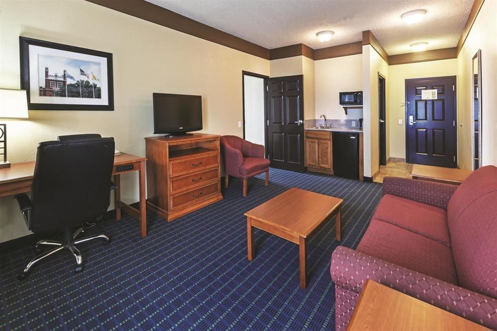 Comfort Inn & Suites Shawnee North near I-40