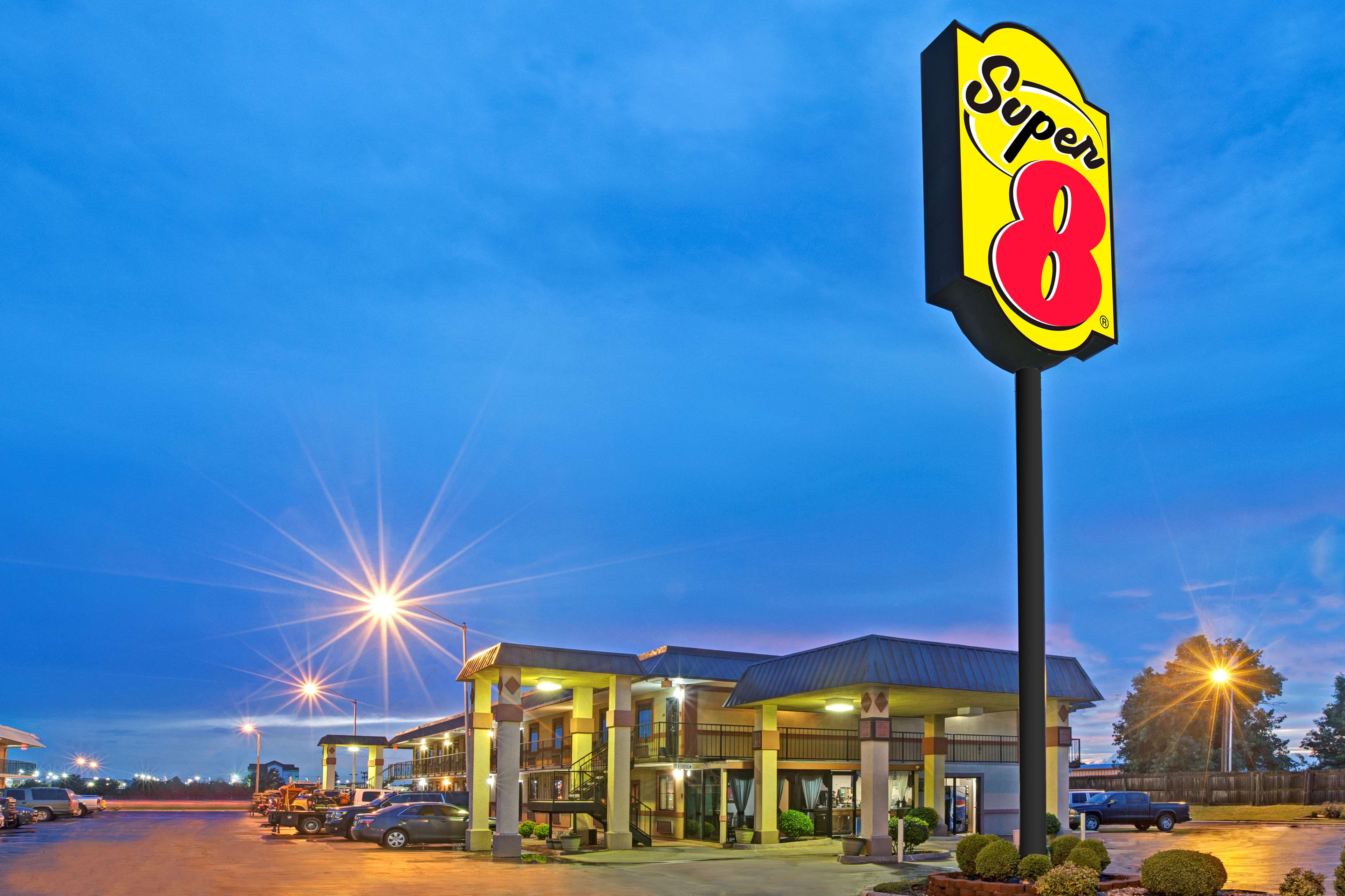 Super 8 by Wyndham Shawnee